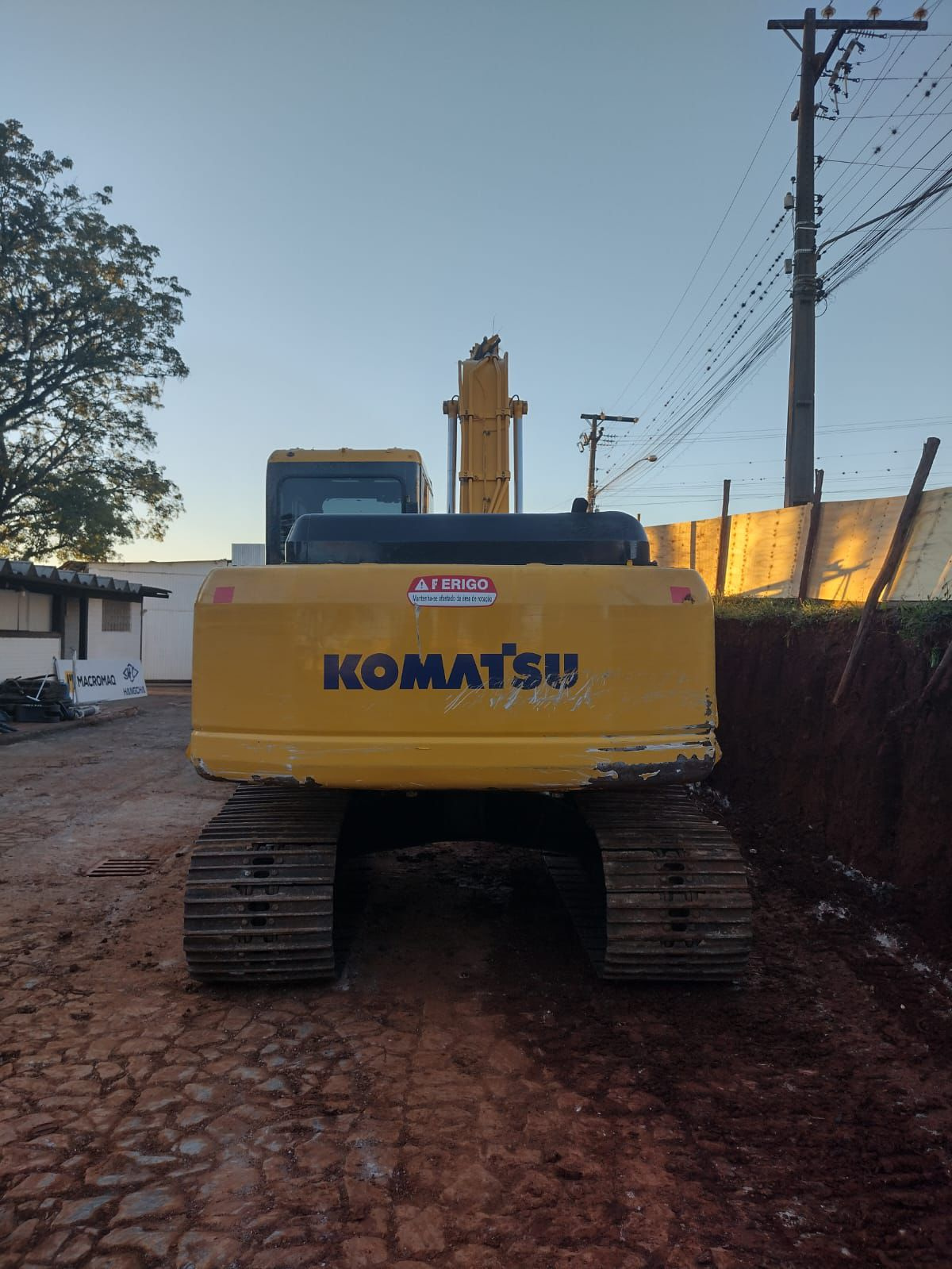 ESCAVADEIRA HIDRAULICA MARCA KOMATSU MODELO PC160-LC