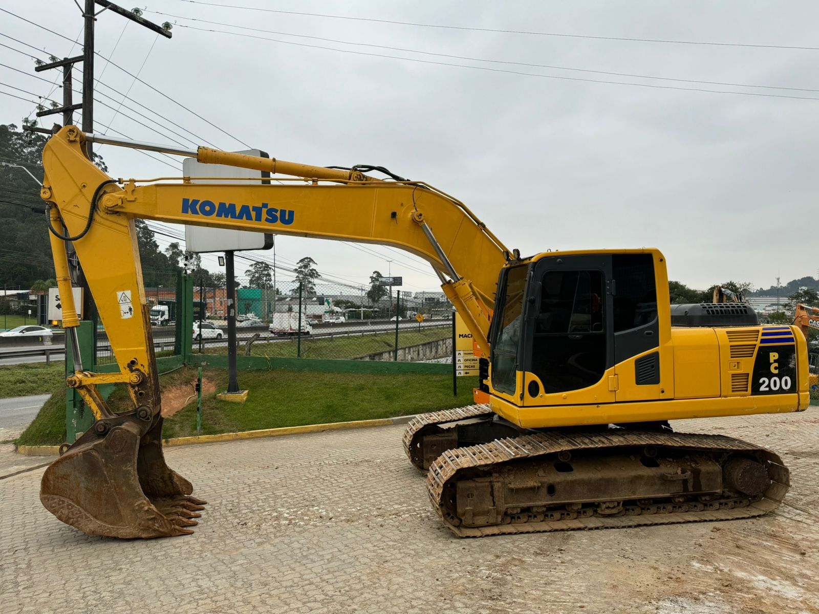 ESCAVADEIRA HIDRAULICA MARCA KOMATSU MODELO PC200