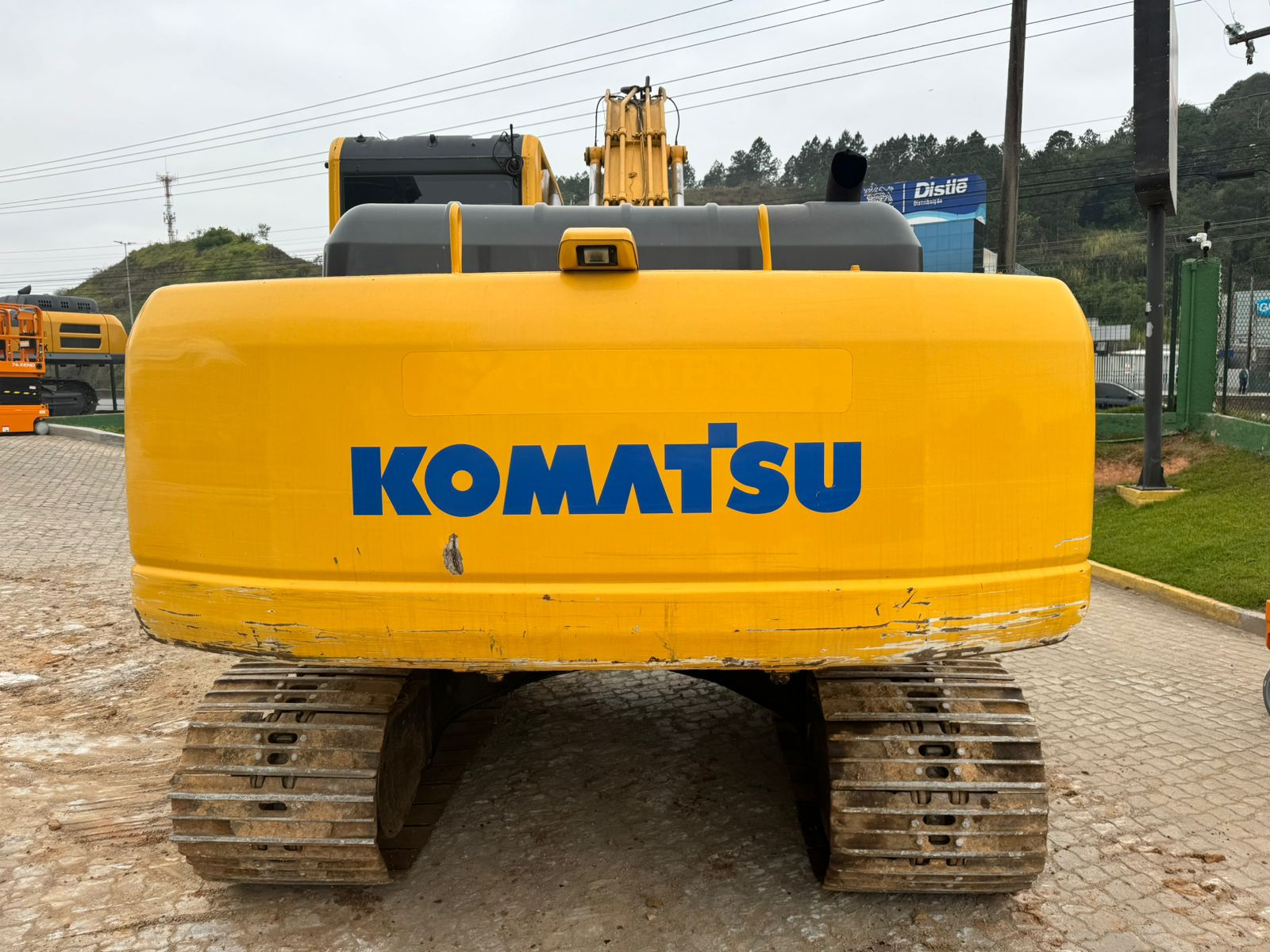 ESCAVADEIRA HIDRAULICA MARCA KOMATSU MODELO PC200