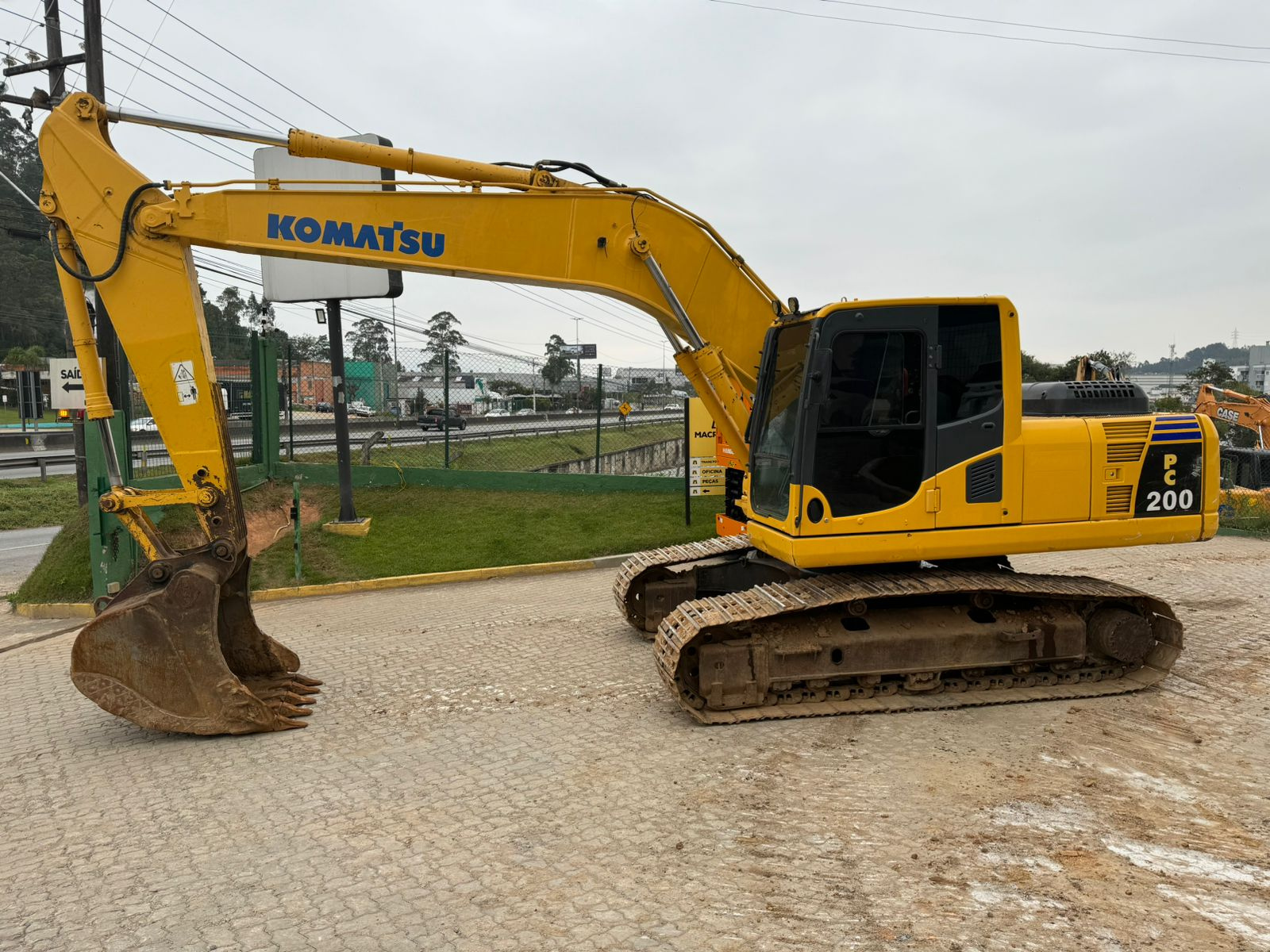 ESCAVADEIRA HIDRAULICA MARCA KOMATSU MODELO PC200