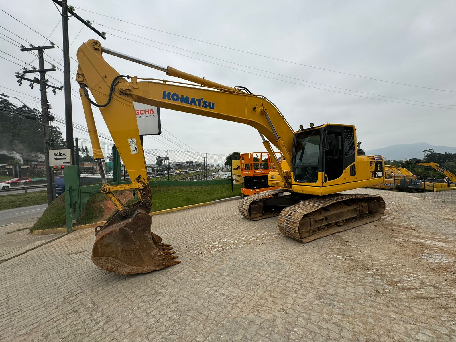 ESCAVADEIRA HIDRAULICA MARCA KOMATSU MODELO PC200